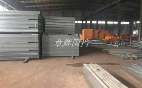 簡(jiǎn)易圍擋在城市軌道交通系統(tǒng)建設(shè)中的使用壽命應(yīng)該如何保障？（城市軌道交通系統(tǒng)中簡(jiǎn)易圍擋的耐磨和防腐要求）